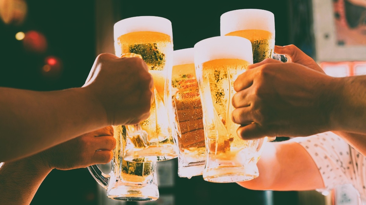 若者世代に広がる「ビールに氷を入れる飲み方」専門家の間でも賛否