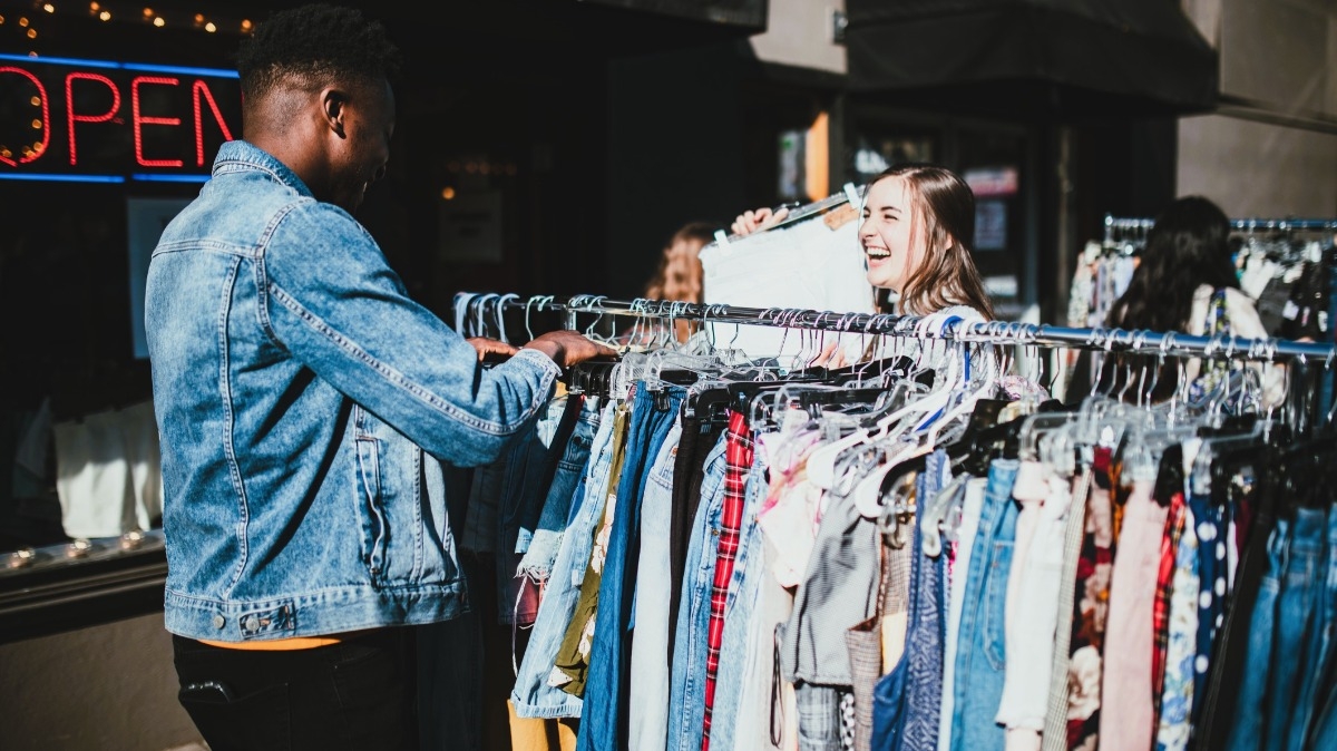 チャリティー古着店の旋風！若者が支えるリユース文化