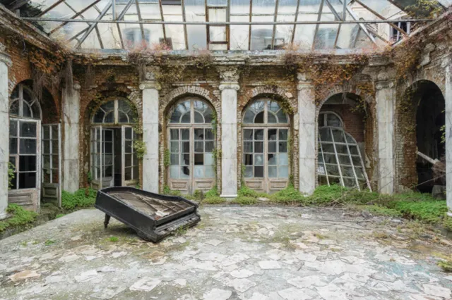 儚くも美しい 廃墟にたたずむピアノの写真集 Tabi Labo