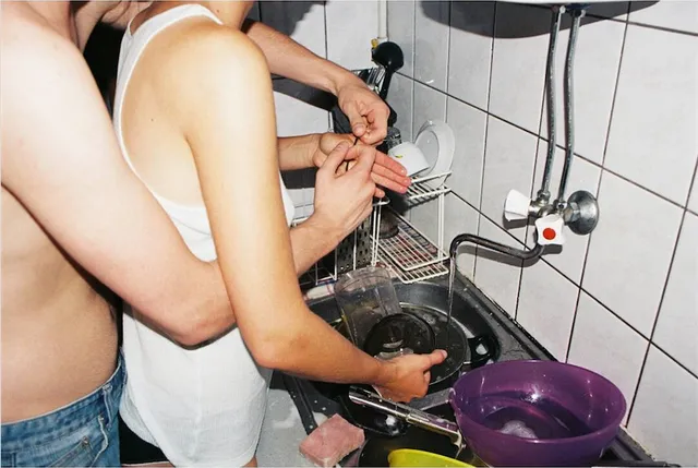 キッチンに立つカップルの画像