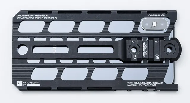 自在にカスタマイズできるミリタリー調のiphoneケース デザインはカトキハジメ Tabi Labo