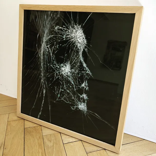 ガラスの ヒビ で 顔 を表現するアート Tabi Labo