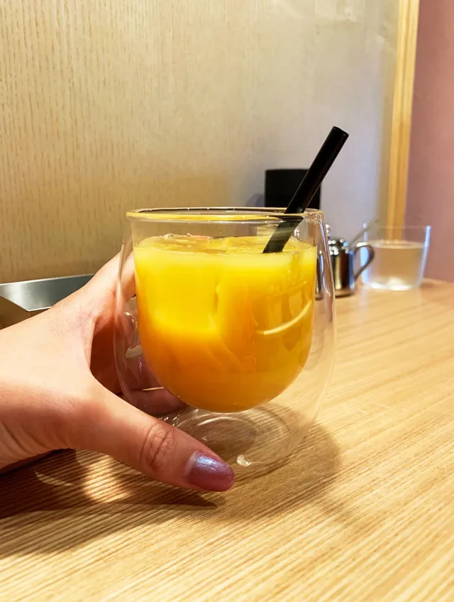 かわいいコップに入ったオレンジジュース