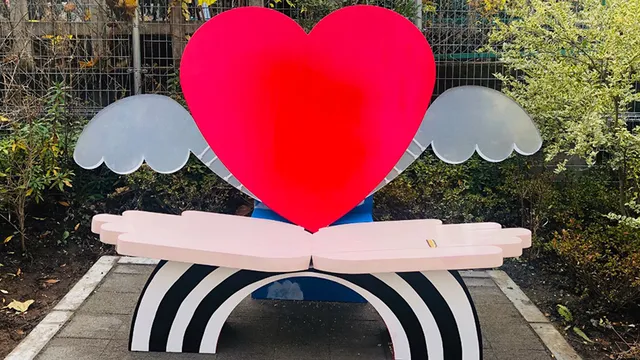 木村カエラプロデュースの渋谷のラブラブベンチ「「INFINITY LOVE BENCH」」