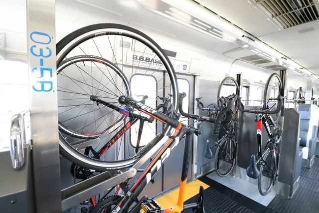 自転車ごと乗車できるJR東日本の列車「B.B.BASE」の車内