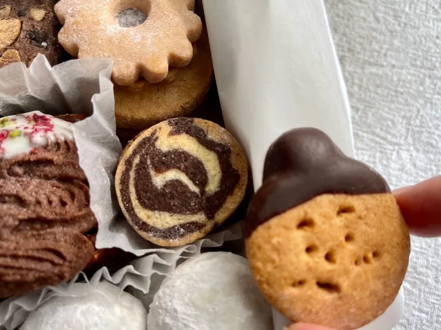 「カフェのある暮らしとお菓子のお店」のお取り寄せクッキー缶、顔クッキーやココアマーブルのクッキー