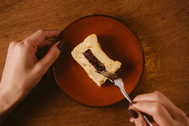 「あんこチーズケーキ」を食べるイメージ