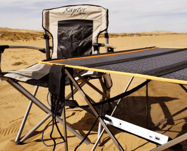 多機能ソーラーテーブル 砂漠での使用イメージ