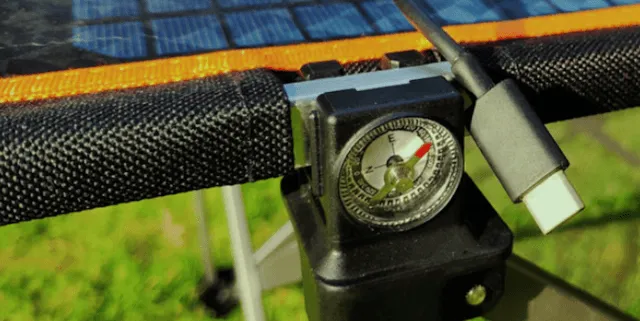 多機能ソーラーテーブルに設置された方位磁針