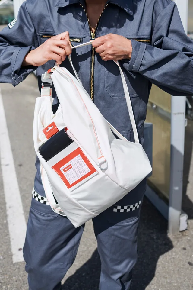 FREITAG」がB級品のエアバッグをA級のバッグにアップサイクル