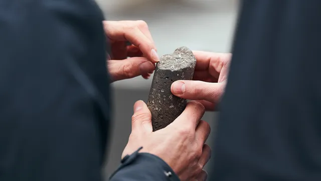 オセロのコマ＝石」という常識を変える、人と自然に優しい「木製オセロ