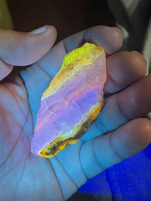 北海道で、新鉱物「北海道石」が発見。紫外線照射で黄色や黄緑色の蛍光