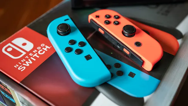 レッド×ブルーの「マリオ」色になった「Nintendo Switch」が2月12日