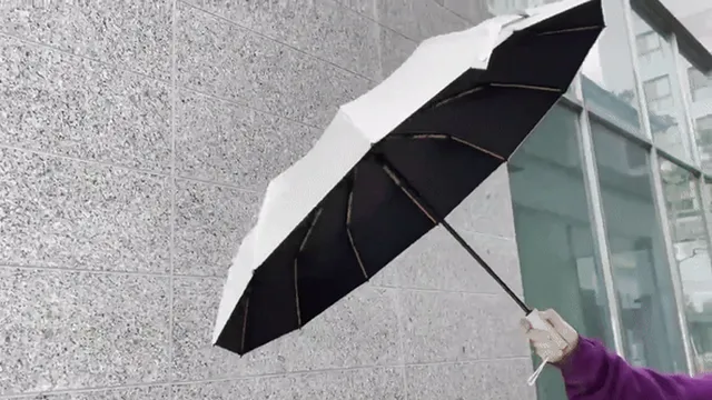 めっちゃかわいい　エビフライ折りたたみ傘 めっちゃかわいい エビフライ折りたたみ傘 - メルカリ
