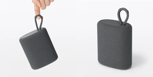 無印良品のモバイルスピーカー(ダークグレー)を指で吊り下げている様子と、スピーカー単体の正面写真