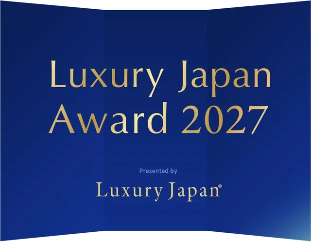 Luxury Japan Award 2027のロゴビジュアル。深いネイビーの背景にゴールドの文字でアワード名が記されている
