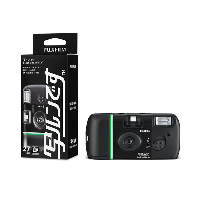 「写ルンです Black and White」のパッケージ箱と本体を並べた製品写真。黒いボディに緑のラインが入ったデザイン