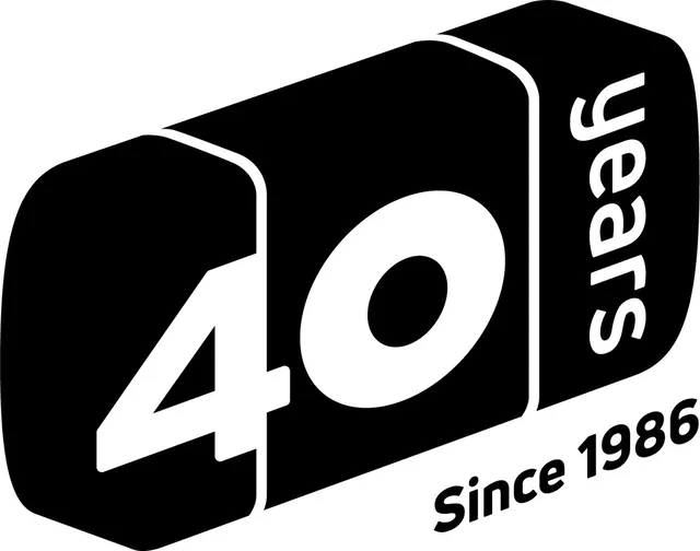 写ルンです40周年ロゴ。「40 Years Since 1986」の文字がフィルムカメラのシルエットで描かれている