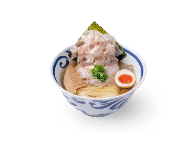 HOUSE INDUSTRIESがデザインした唐草模様の丼に盛られた猪一の出汁そば。鰹節・海苔・煮卵・メンマ・チャーシューがのった一杯