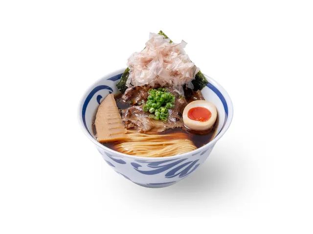 猪一の醤油出汁そば。濃い醤油色のスープに細麺、炙りチャーシュー・メンマ・鰹節・海苔・煮卵がのった一杯