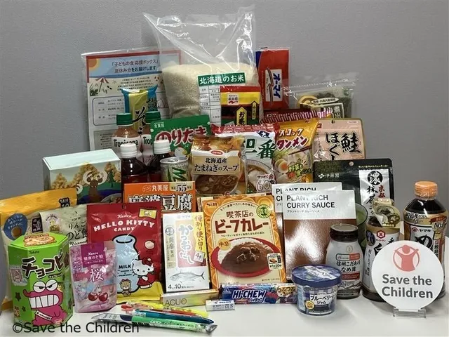 セーブ・ザ・チルドレンが届ける「子どもの食 応援ボックス」の中身。米、カレールー、乾麺、缶詰、お菓子、飲料など約35品目が並ぶ