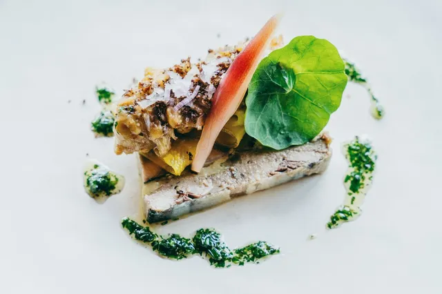 蘊 奈良 マルト醤油のレストラン「MARUTO 1689」で提供されるイノベーティブ料理の一皿。魚と野菜を繊細に盛り付けたプレート