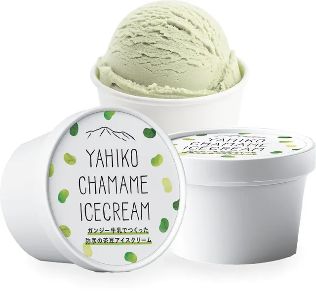 ガンジー牛乳で作った弥彦の茶豆アイスクリームのカップとスクープ