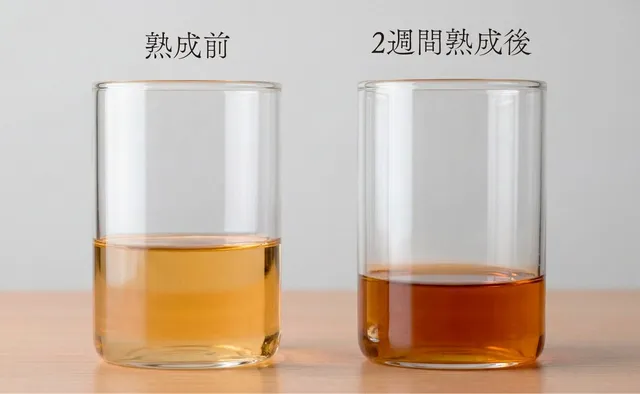 熟成前と2週間熟成後のウイスキーの色比較。左の熟成前は淡い琥珀色、右の2週間熟成後は深みのある赤褐色に変化している