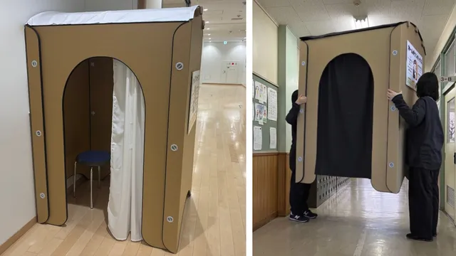 学校の廊下に設置されたカームダウンボックスの全体像(左)と、パネルを一人で持ち運ぶ様子(右)。中には丸椅子が一脚置かれている