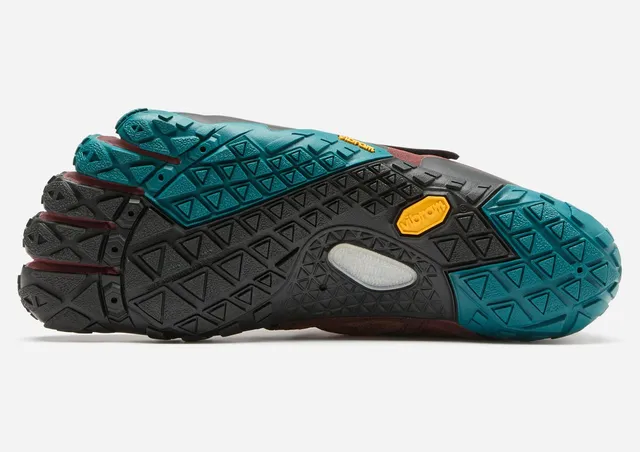 TRAILOPE WPのソール裏面。ティール色と黒のVibramアウトソールに三角パターンのトレッドが刻まれ、中央にVibramの黄色いロゴが見える