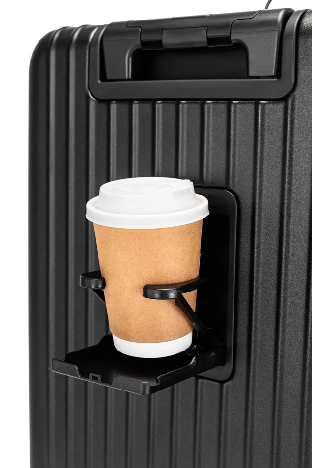 スーツケースのドリンクホルダーにコーヒーカップを差した使用シーン