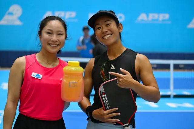 ピックルボールの選手2人がオレンジ色の透明断熱ボトルを手に笑顔で写る様子