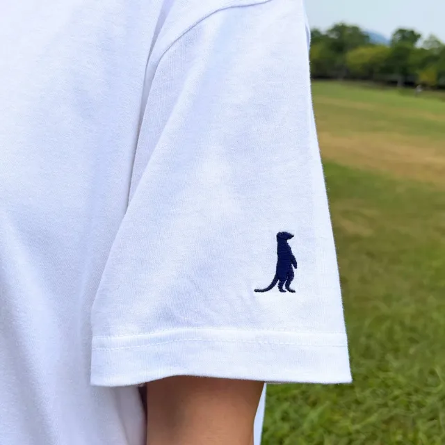 Tシャツの袖にあしらわれたミーアキャットの刺繍のアップ