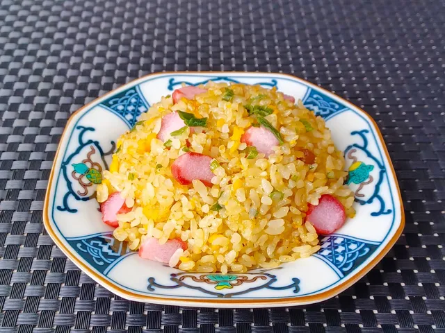 ほぼタコの赤い切り身を混ぜ込んだチャーハン。ネギと卵が彩りを添えている