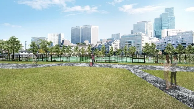 都心の高層ビル群を背景にピックルボールをプレーする人々とコート