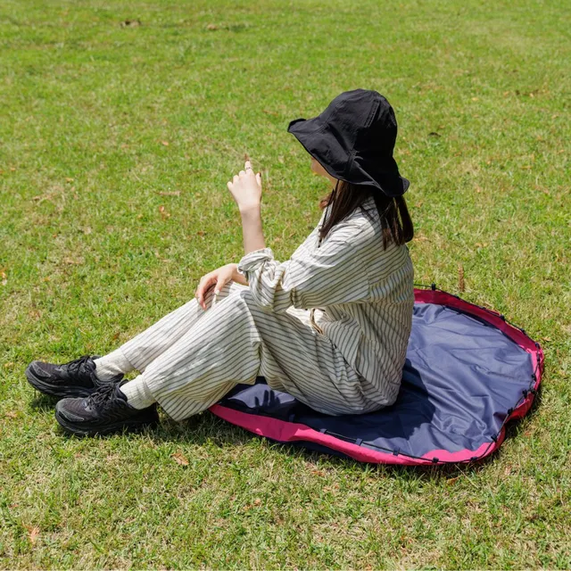 izatokiバッグをレジャーシートのように広げて座って使う様子