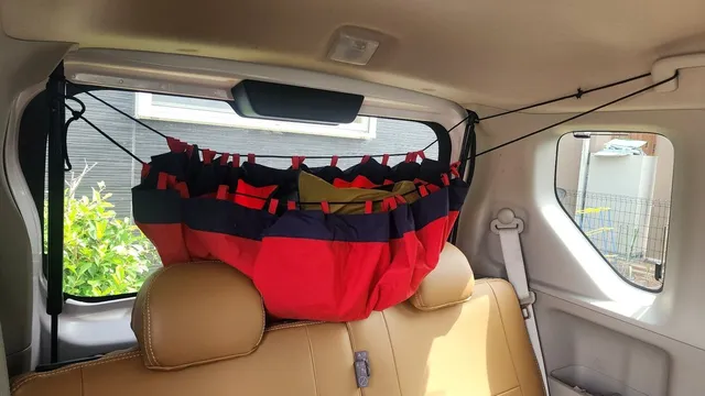 車内に取り付けられたizatokiバッグの防水生地とロープ構造