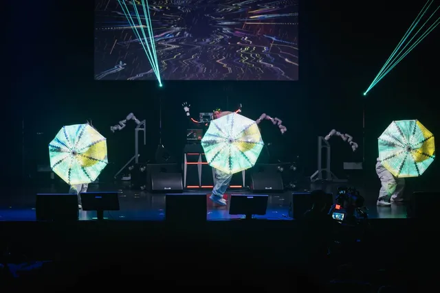 MOVE FES.のステージでLED傘のダンサーとレーザー光線が交差する会場の様子