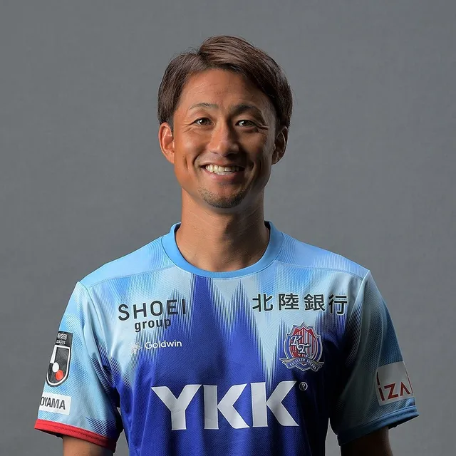 カターレ富山の選手がユニフォームを着用し笑顔でポーズをとる写真