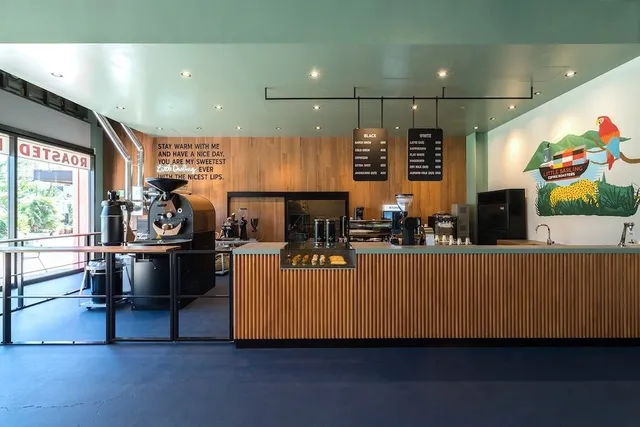 南青山のLittle Darling Coffee Roastersの木目調カウンターとメニューボード、焙煎機が並ぶ店内