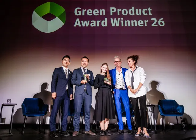 Green Product Award Winner 26の授賞式でスクイのメンバーが登壇し賞を受け取る様子