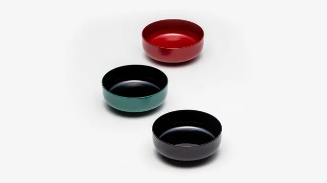 赤・緑・黒の3色の多用椀が並ぶ写真