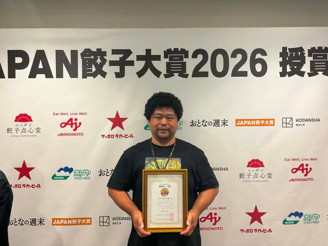 JAPAN餃子大賞2026授賞式で金賞の賞状を持つくるくるやっほーの代表