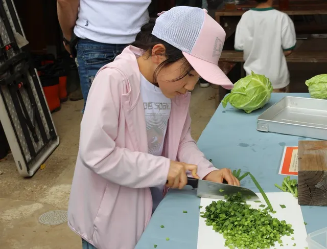 餡の具材となる野菜を細かく刻む調理風景