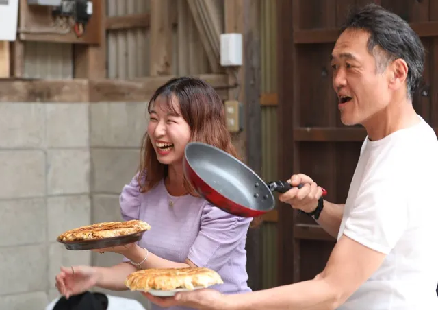 フライパンで焼き上げた餃子を皿に盛り付ける様子