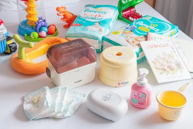 ホテルが用意する子ども向けアメニティ一式(おむつ、哺乳瓶消毒器、絵本、ベビーソープなど)