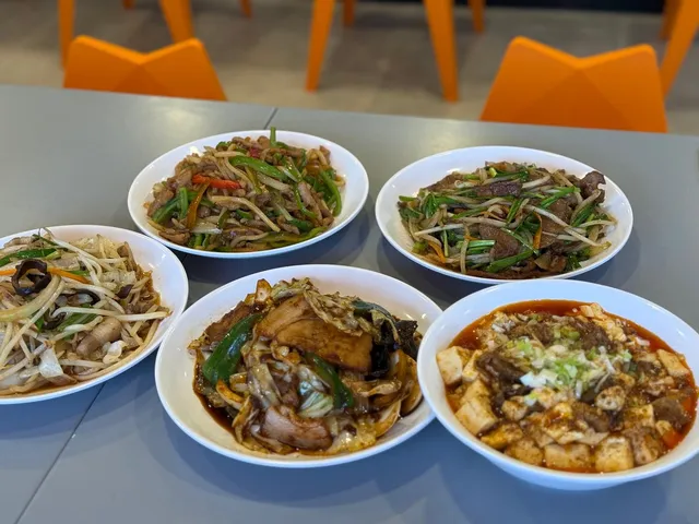 白い皿に盛られた回鍋肉、麻婆豆腐、青椒肉絲など5品の中華料理