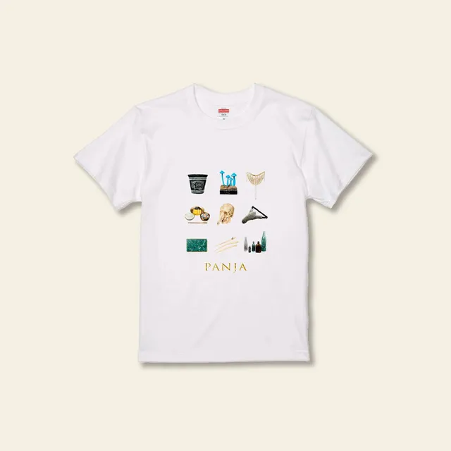 パンジャ王国の展示物イラストと『PANJA』ロゴが並んだ白いTシャツ