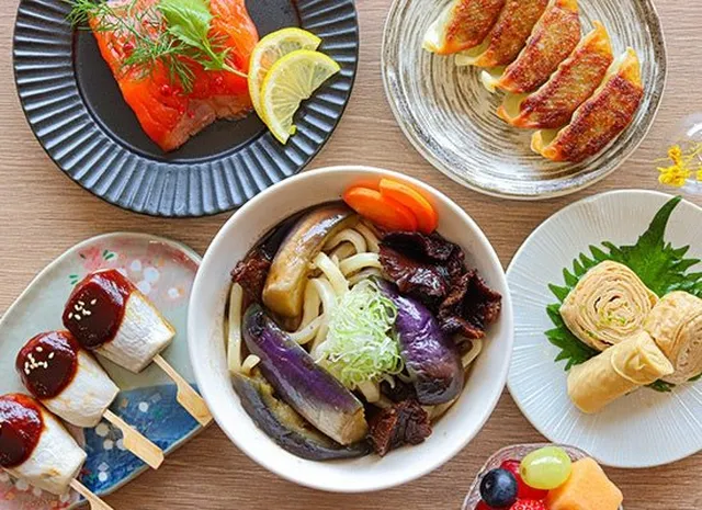 ナスと牛肉入りのカレーうどんなど宿泊プランで提供される料理の数々