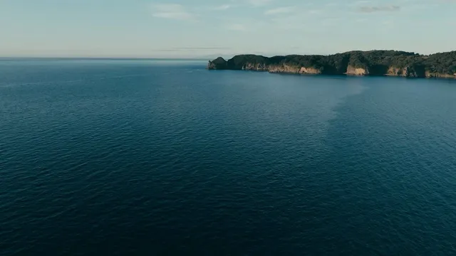 余市の海岸線と緑の岬の情景